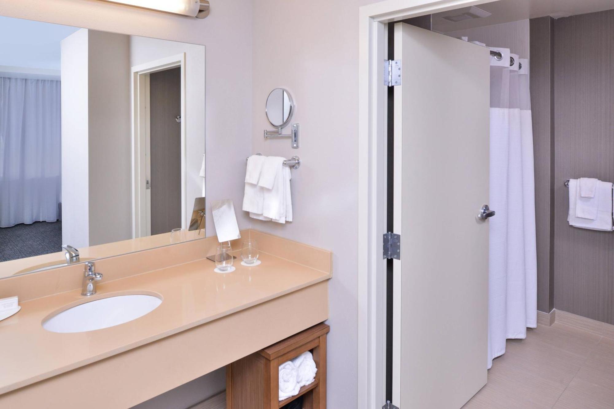 Courtyard By Marriott Columbus Гроув Сити Екстериор снимка