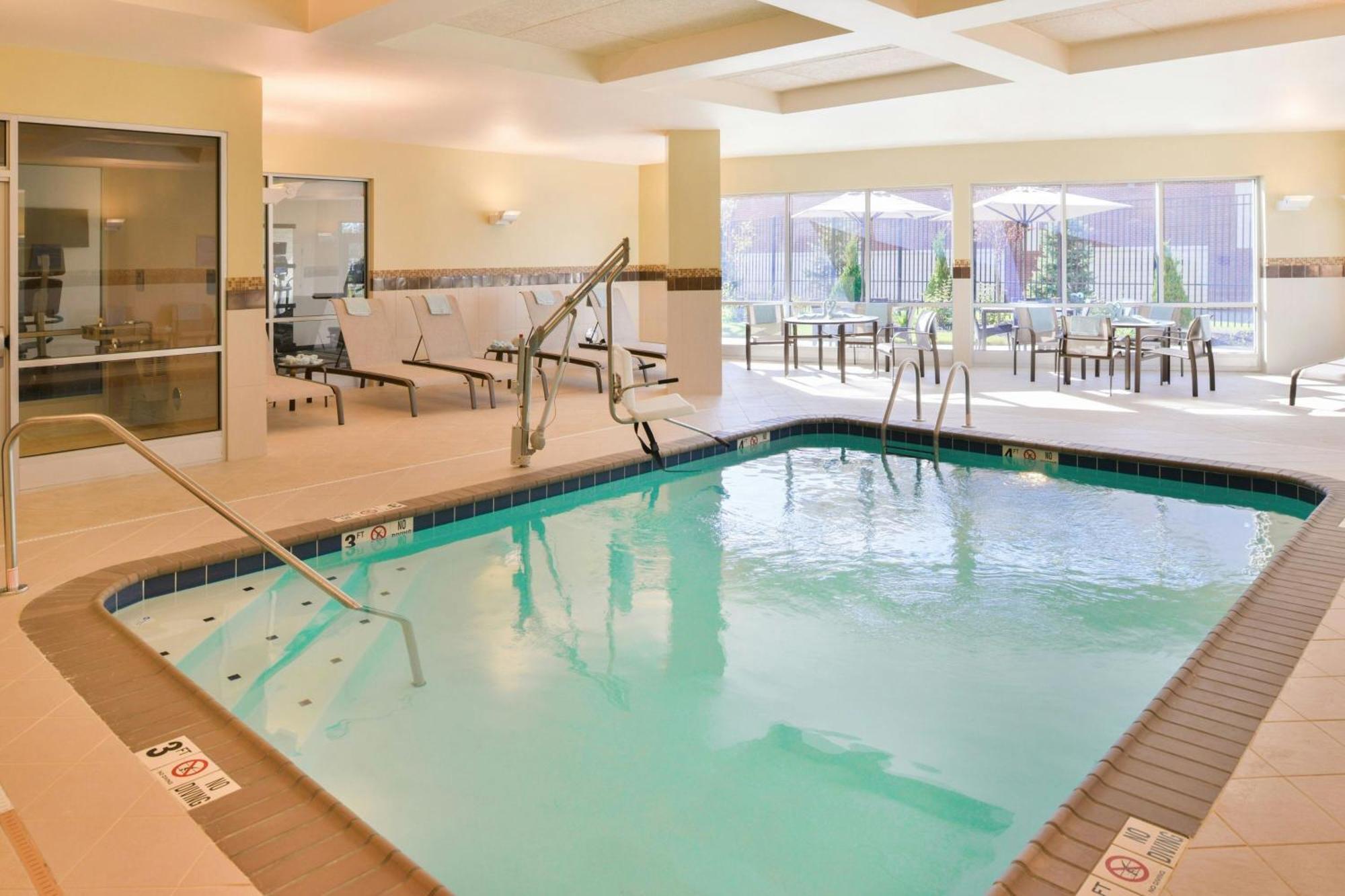 Courtyard By Marriott Columbus Гроув Сити Екстериор снимка